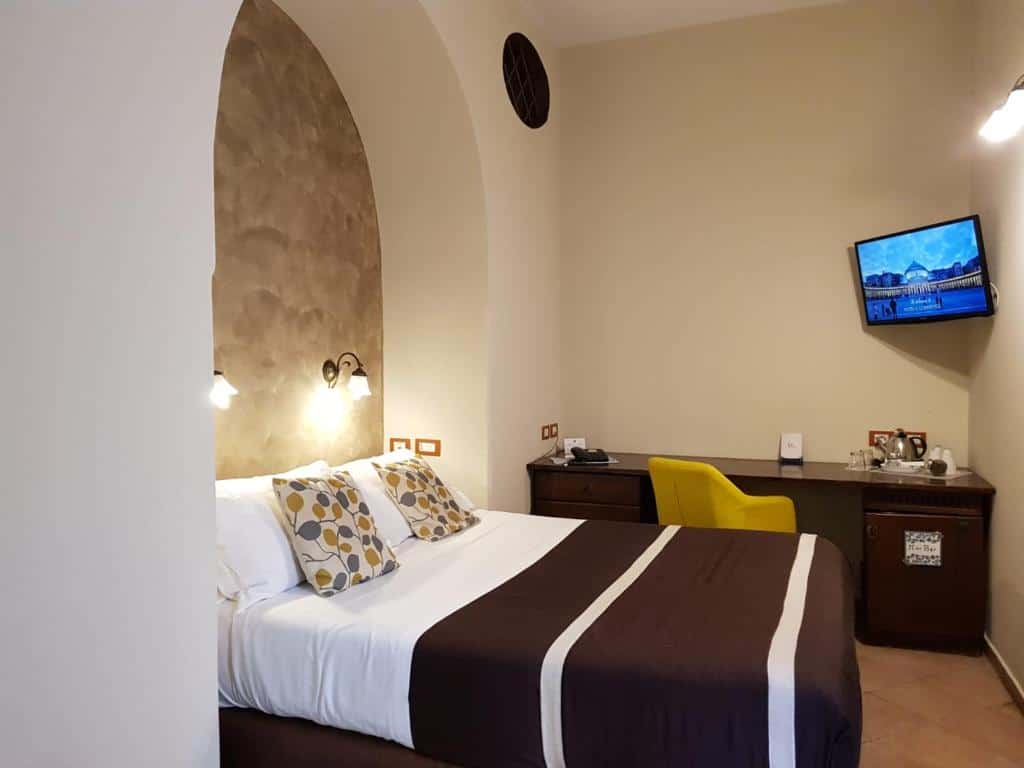 Hotel Il Convento mid-range hotel in Naples