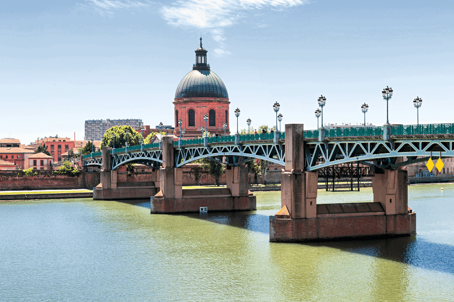Saint-Pierre bridge over Garonne river in Toulouse
