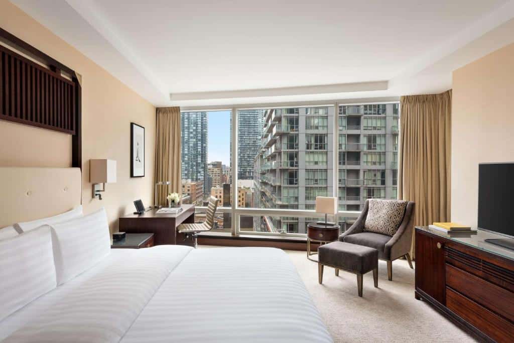 Shangri-La Toronto guest room