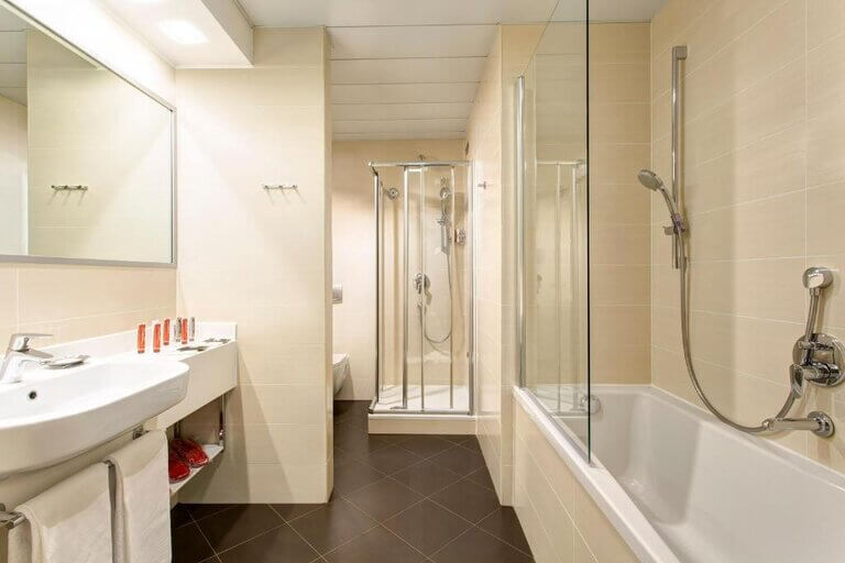 iQ hotel bathrooms