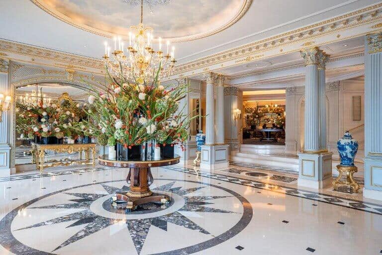 Hotel des Bergues lobby